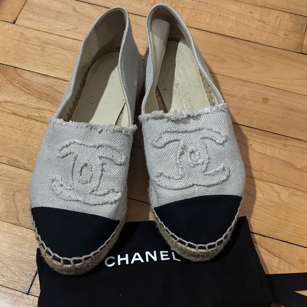 CHANEL Espadrilles in Black and Cream size 37 with dust bag